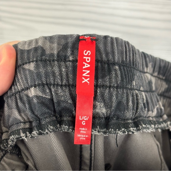 SPANX Stretch Mid-Rise Twill Zipper Camo Joggers size Large - Picture 9 of 11